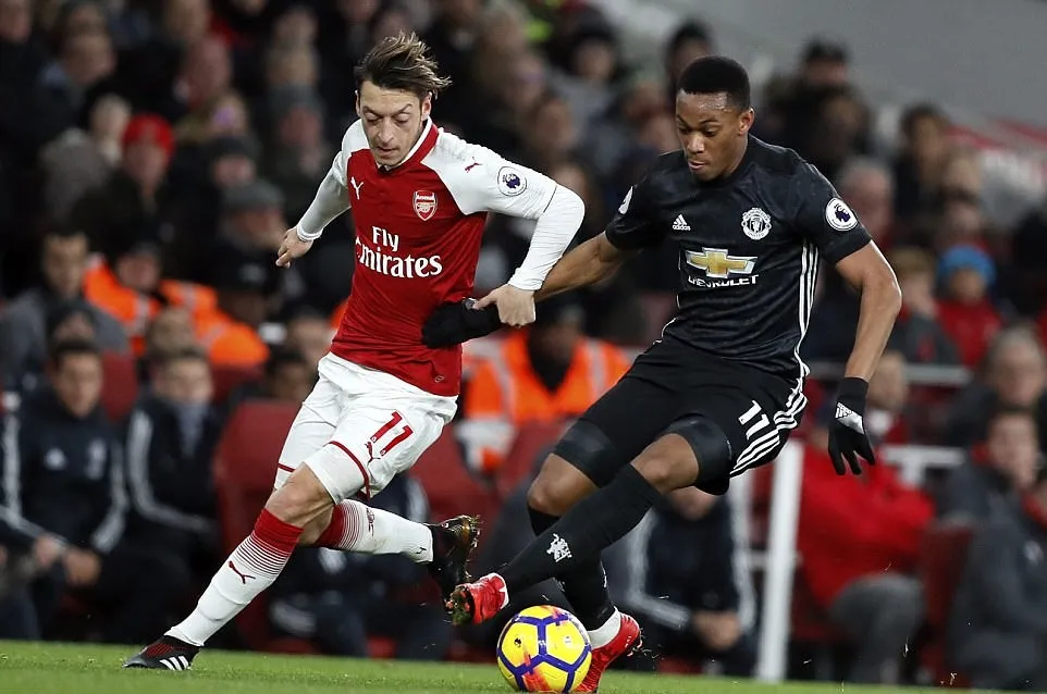 CẬN CẢNH: Ozil ôm chầm lấy cầu thủ, BHL Man United - Bóng Đá