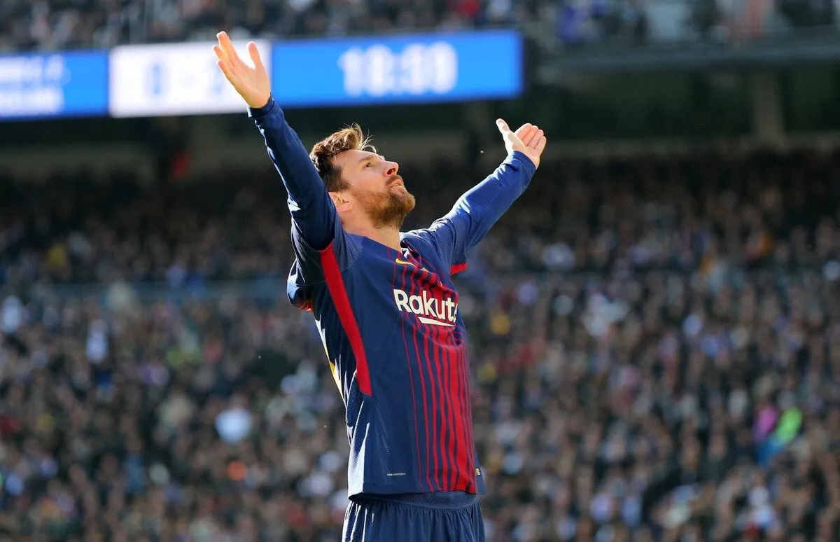 CẬN CẢNH: Sút tung lưới Real, Messi quăng luôn cả giày để ăn mừng - Bóng Đá