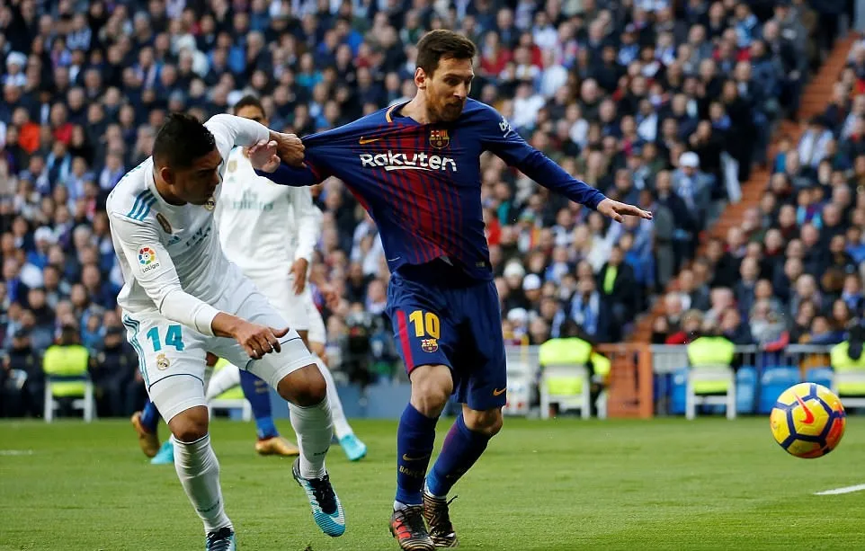 CẬN CẢNH: Sút tung lưới Real, Messi quăng luôn cả giày để ăn mừng - Bóng Đá