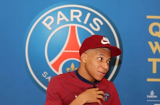 Mbappe ăn mặc kỳ dị từ đầu đến chân - Bóng Đá