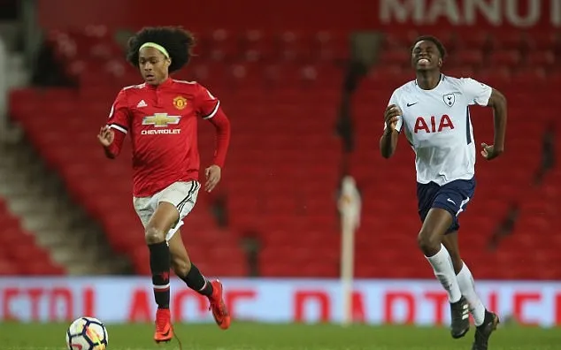 Tahith Chong ra mắt ấn tượng trong ngày bầy Quỷ trẻ bị đánh bại - Bóng Đá