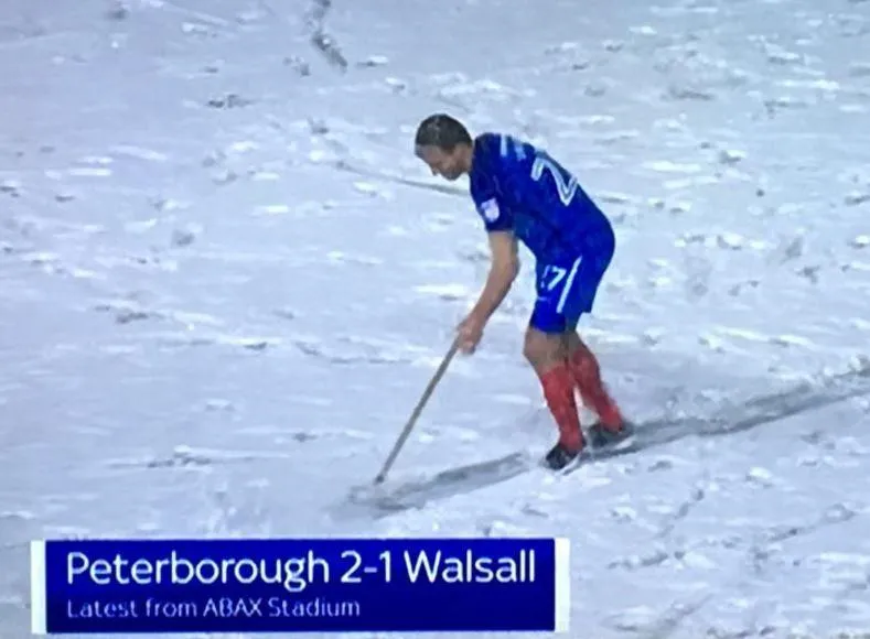 Cầu thủ thay nhau dọn tuyết ở Anh - Bóng Đá