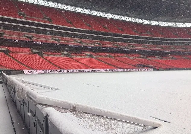 Cầu thủ thay nhau dọn tuyết ở Anh - Bóng Đá