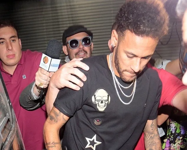 Khập khiễng dùng nạng, Neymar vẫn quẩy ở tiệc sinh nhật - Bóng Đá