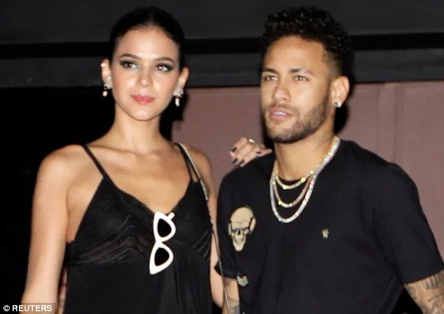 Khập khiễng dùng nạng, Neymar vẫn quẩy ở tiệc sinh nhật - Bóng Đá