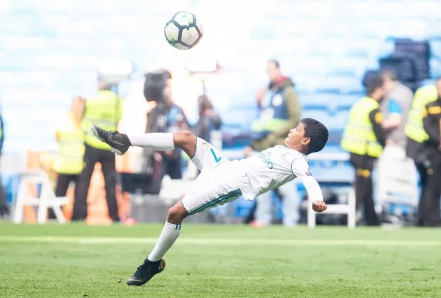Con trai Ronaldo tái hiện pha móc bóng trước Juventus - Bóng Đá