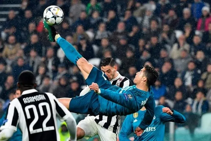 Con trai Ronaldo tái hiện pha móc bóng trước Juventus - Bóng Đá