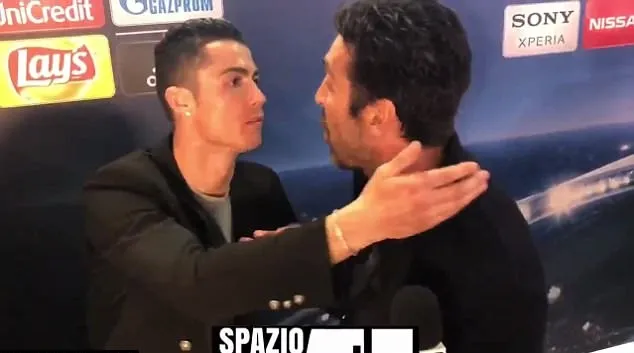 Ronaldo ôm ấp, an ủi Buffon sau thẻ đỏ - Bóng Đá