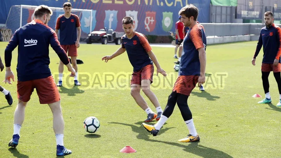 Messi đã xuất hiện trên sân tập Barcelona - Bóng Đá