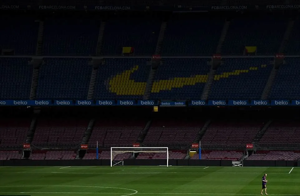 Có một Iniesta rất đơn độc giữa lòng Camp Nou - Bóng Đá