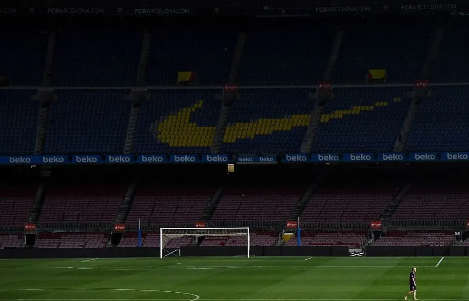 Có một Iniesta rất đơn độc giữa lòng Camp Nou - Bóng Đá