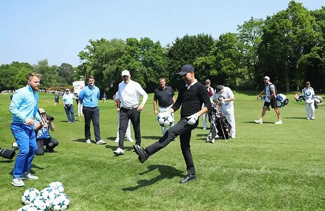 Chùm ảnh: Pep Guardiola đi chơi golf với Carrick - Bóng Đá