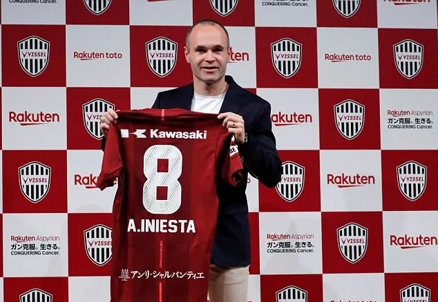 CHÍNH THỨC: Andres Iniesta rạng rỡ ra mắt CLB mới - Bóng Đá