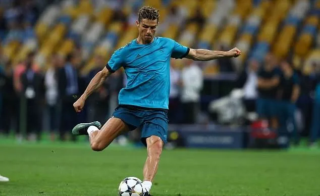 Đá trúng mặt phóng viên, Ronaldo thể hiện nghĩa cử cao đẹp - Bóng Đá