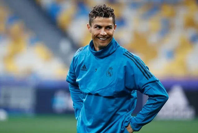 Đá trúng mặt phóng viên, Ronaldo thể hiện nghĩa cử cao đẹp - Bóng Đá
