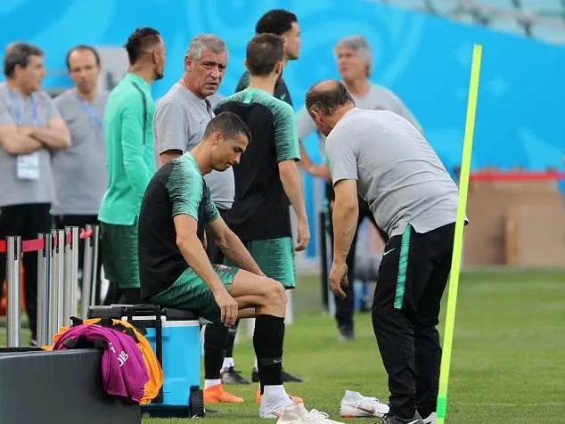 Khoe cơ đùi rắn chắc, Ronaldo sẵn sàng sút tung lưới Tây Ban Nha - Bóng Đá