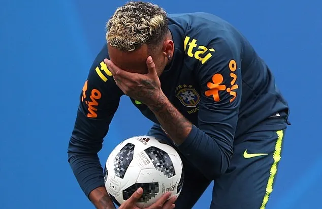 NÓNG: Neymar nhắn nhó trên sân tập, nguy cơ nghỉ hết World Cup - Bóng Đá