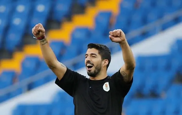 Cười tươi trên sân tập Uruguay, Suarez tạm quên đi khởi đầu tệ hại - Bóng Đá