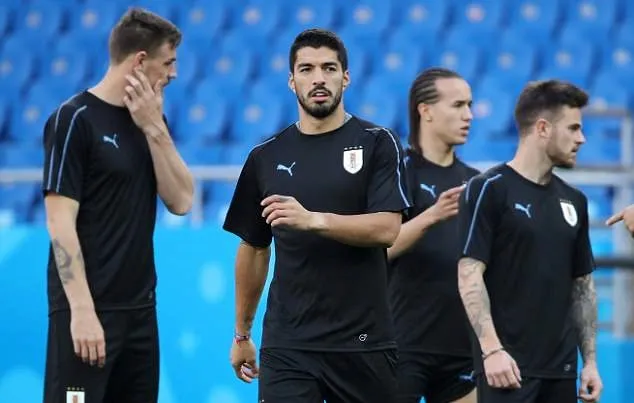 Cười tươi trên sân tập Uruguay, Suarez tạm quên đi khởi đầu tệ hại - Bóng Đá