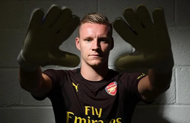 Chùm ảnh: Rạng rỡ cầm áo đấu Arsenal, Bernd Leno đe dọa vị trí của Cech - Bóng Đá