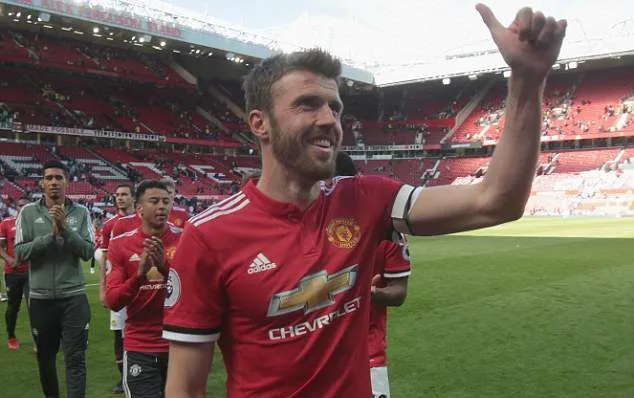 Carrick tranh thủ dắt vợ đi biển trước khi cật lực vì Mourinho - Bóng Đá