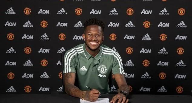 CHÙM ẢNH: Fred rạng rỡ ra mắt Man United - Bóng Đá