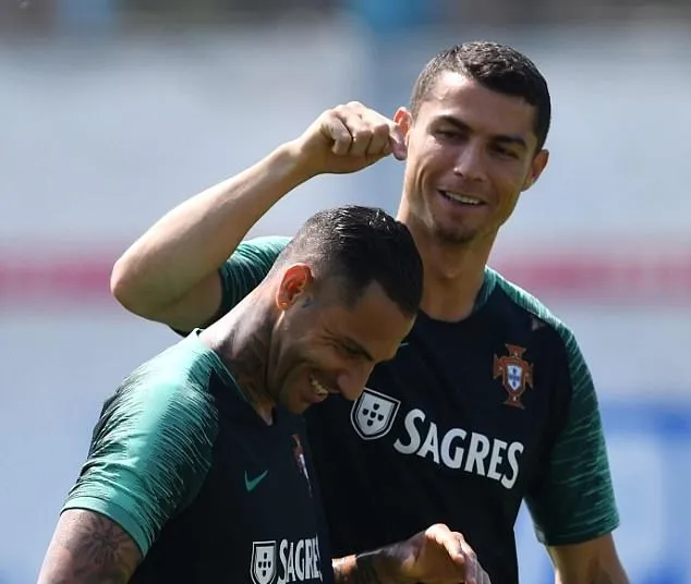 Ronaldo liên tục pha trò ở buổi tập của Bồ Đào Nha - Bóng Đá