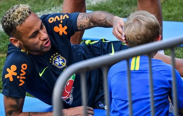 Neymar mang cả con trai đến sân tập Brazil - Bóng Đá