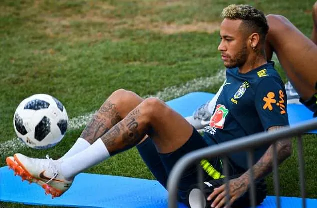 Neymar mang cả con trai đến sân tập Brazil - Bóng Đá