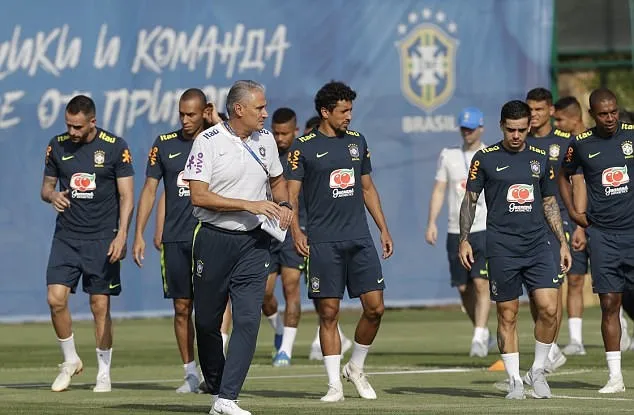 Neymar mang cả con trai đến sân tập Brazil - Bóng Đá