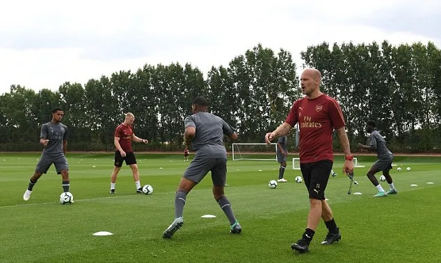 Freddie Ljungberg hằm hố trên sân tập Arsenal - Bóng Đá