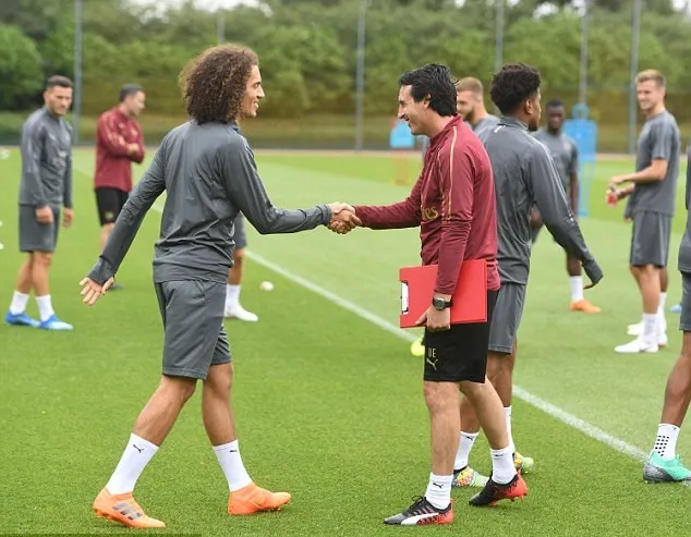 Tân binh Arsenal trông giống David Luiz y đúc trên sân tập - Bóng Đá