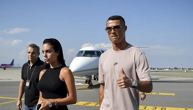 Dắt đại gia đình tới Turin, Ronaldo rạng rỡ chuẩn bị ra mắt Juventus - Bóng Đá