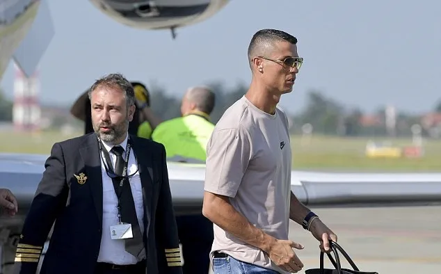Dắt đại gia đình tới Turin, Ronaldo rạng rỡ chuẩn bị ra mắt Juventus - Bóng Đá