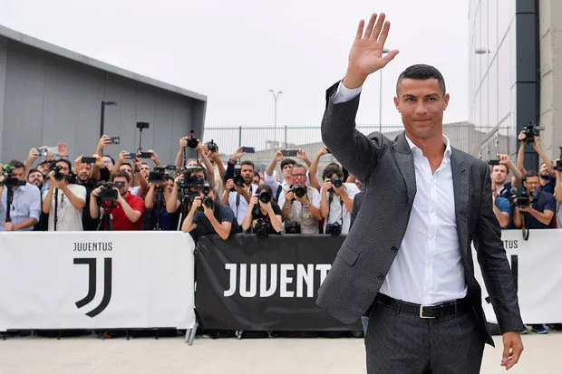 Giấy vệ sinh... Ronaldo bày bán đầy Napoli - Bóng Đá