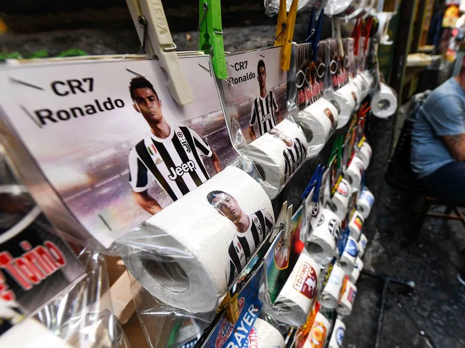 Giấy vệ sinh... Ronaldo bày bán đầy Napoli - Bóng Đá