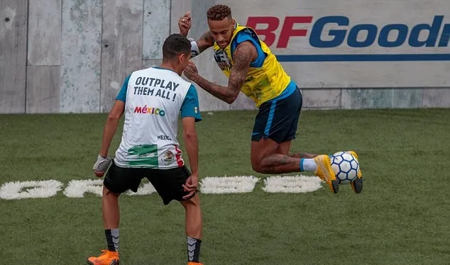 Neymar phô diễn kỹ thuật trên sân bóng 5 người - Bóng Đá