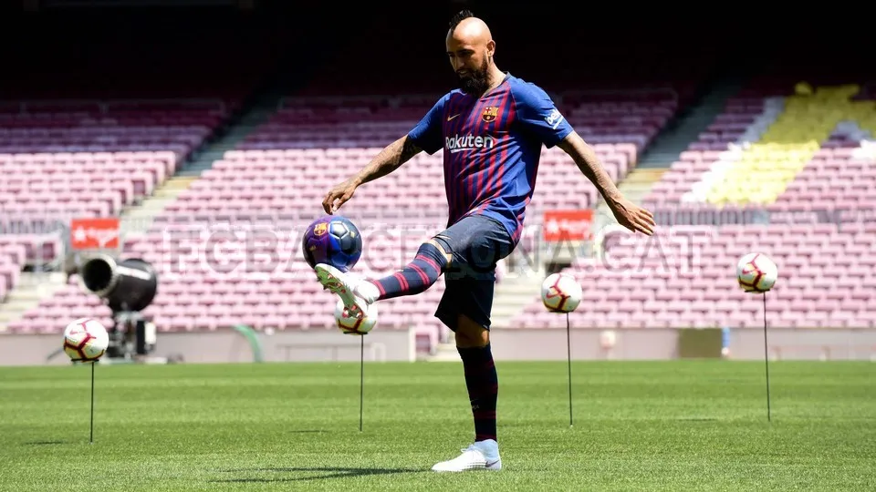 Arturo Vidal rạng rỡ ra mắt Barca, chưa chốt số áo - Bóng Đá