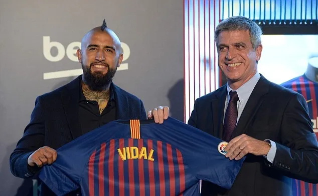 Arturo Vidal rạng rỡ ra mắt Barca, chưa chốt số áo - Bóng Đá