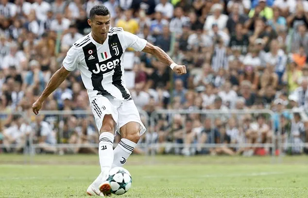 NHM tràn vào sân, trận đầu của Ronaldo cho Juventus kết thúc sớm 20 phút - Bóng Đá