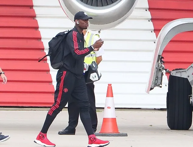 Pogba cười không ngớt khi cùng Man Utd lên đường đấu Brighton - Bóng Đá