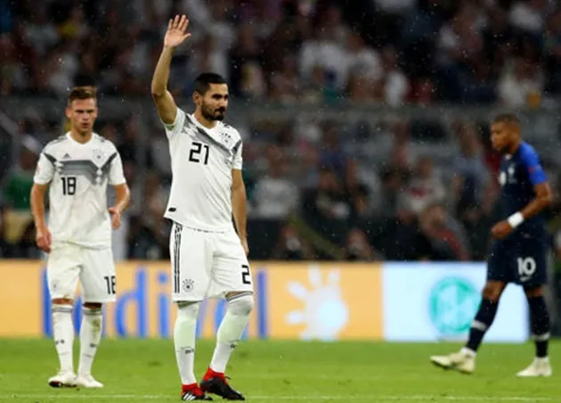 Ozil rời tuyển Đức, một mình sao Man City chịu trận - Bóng Đá