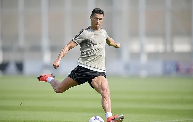 Sau sự cố, Ronaldo lộ biểu cảm khó tin trên sân tập Juventus - Bóng Đá