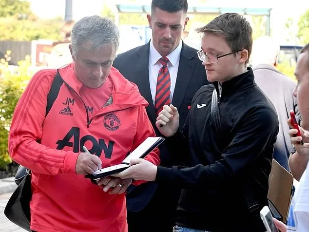 Pogba biểu cảm không ngờ giữa tâm bão với Mourinho - Bóng Đá