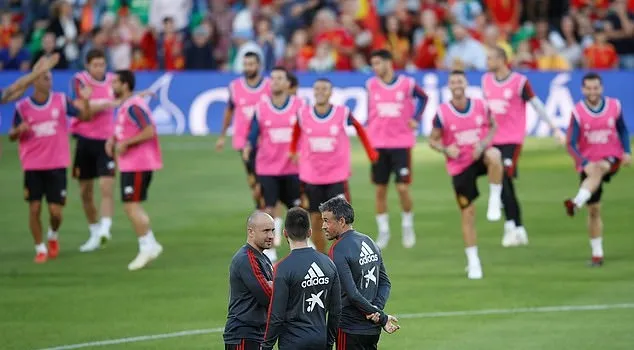 Ramos và dàn cầu thủ Tây Ban Nha diện áo hồng nam tính trên sân tập - Bóng Đá