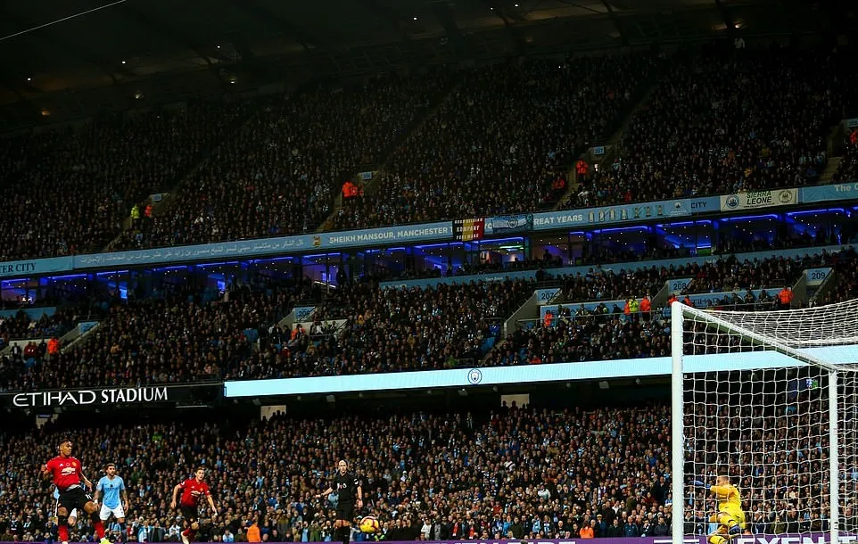 Man Utd khổ sở trước Man City, Mata và Sanchez lại cười đùa trên khán đài - Bóng Đá