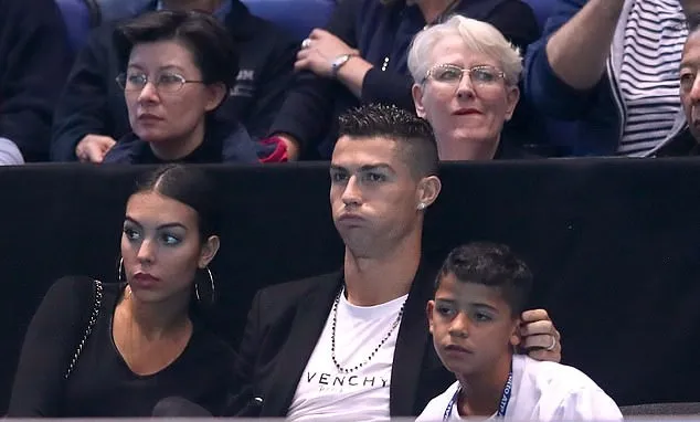 Ronaldo 1 tay chụp gọn bóng tennis, cả khán đài dậy sóng - Bóng Đá