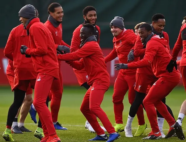 Cầu thủ Liverpool cười ngặt nghẽo chứng kiến Klopp tâng bóng - Bóng Đá