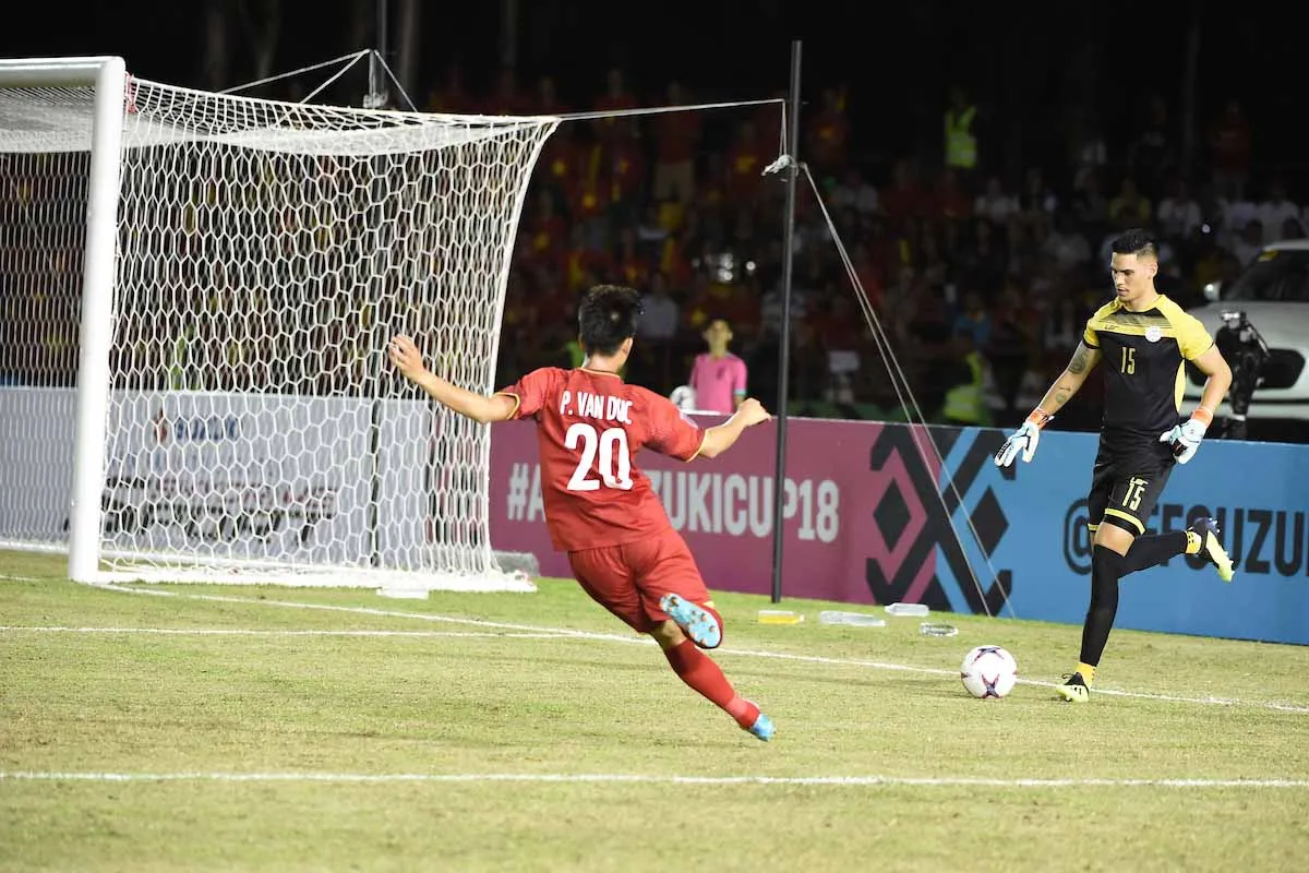 Không chỉ ghi bàn, Văn Đức còn 'cày nát' cả đội hình Philippines - Bóng Đá