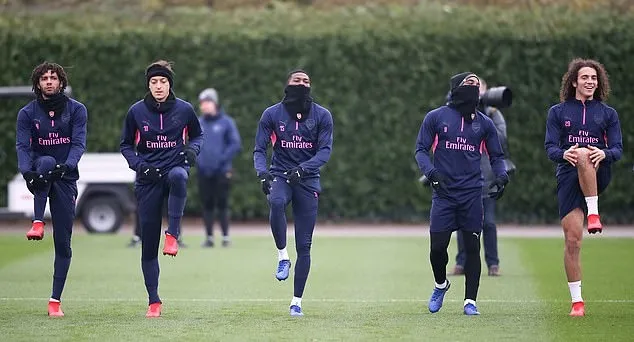Cái lạnh khiến Ozil co rúm trong ngày trở lại sân tập Arsenal - Bóng Đá